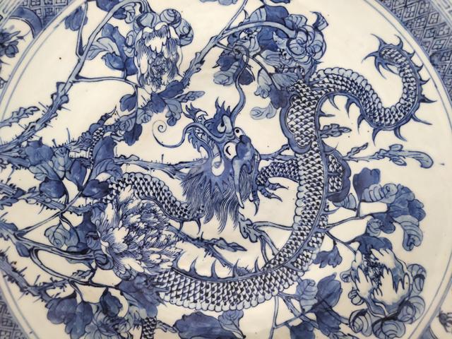 古玩陶瓷青花龍穿花卉紋大盤真品鑒賞圖