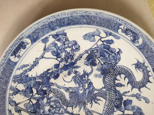 古玩陶瓷青花龍穿花卉紋大盤真品鑒賞圖