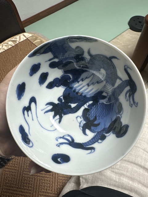 古玩陶瓷過墻龍紋青花杯真品鑒賞圖
