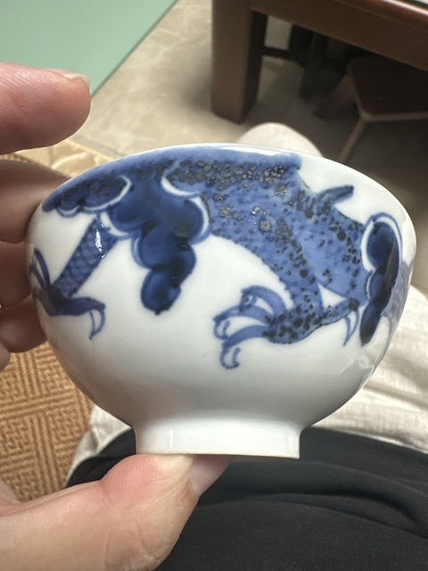 古玩陶瓷過墻龍紋青花杯真品鑒賞圖