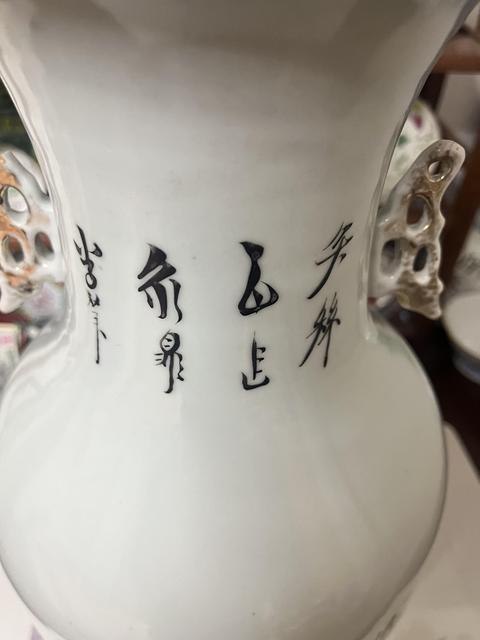 古玩陶瓷民國粉彩瓶真品鑒賞圖
