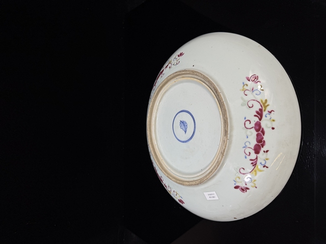 古玩陶瓷花卉紋粉彩盤真品鑒賞圖