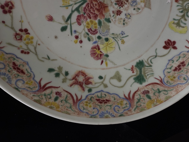 古玩陶瓷花卉紋粉彩盤真品鑒賞圖