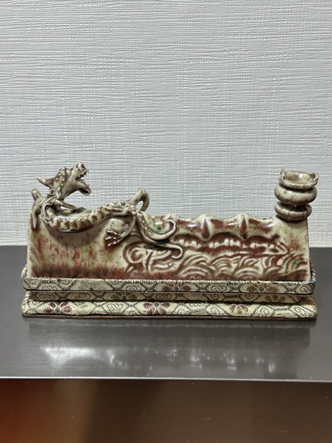 古玩陶瓷豇豆紅釉貼塑螭龍紋筆架山真品鑒賞圖