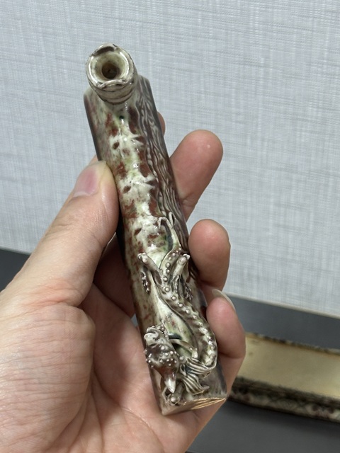 古玩陶瓷豇豆紅釉貼塑螭龍紋筆架山真品鑒賞圖