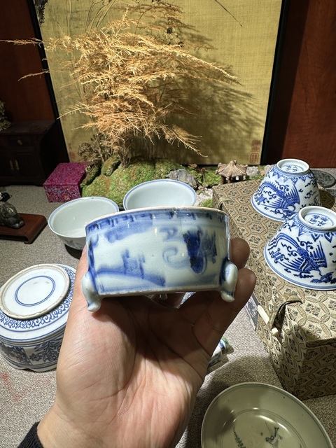 古玩陶瓷青花高士圖三足爐真品鑒賞圖