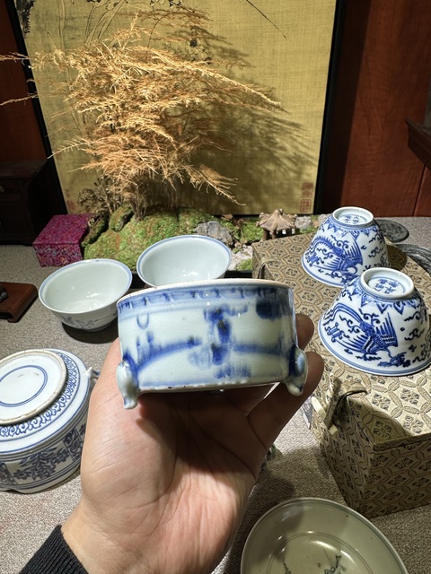 古玩陶瓷青花高士圖三足爐真品鑒賞圖