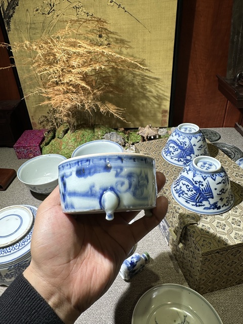 古玩陶瓷青花高士圖三足爐真品鑒賞圖