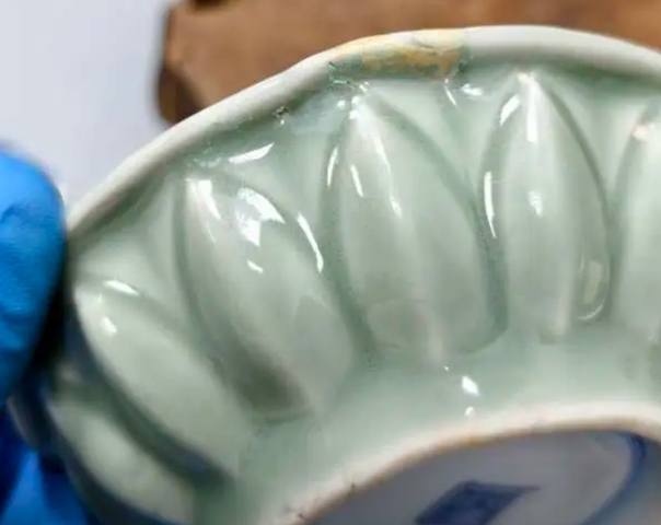 古玩陶瓷日本江戶外豆青釉內青花盤真品鑒賞圖