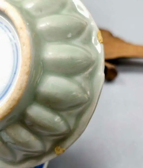 古玩陶瓷日本江戶外豆青釉內青花盤真品鑒賞圖