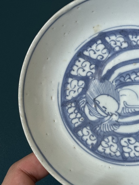 古玩陶瓷青花留白鐵線描獅紋青花盤真品鑒賞圖