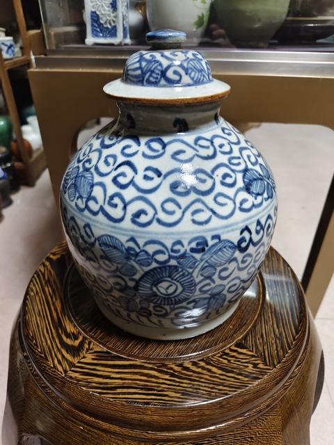 古玩陶瓷樹葉款花卉紋青花蓋罐真品鑒賞圖