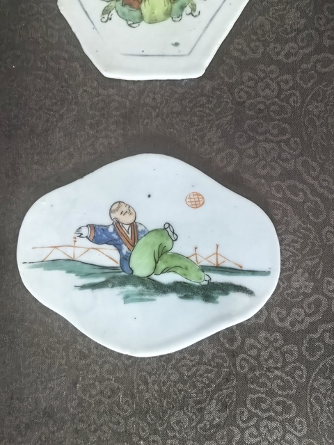 古玩雜項清代粉彩嬰戲紋瓷片裝裱件真品鑒賞圖
