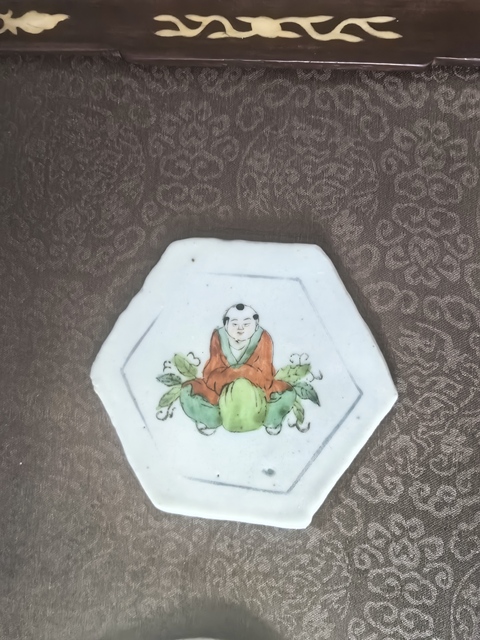 古玩雜項清代粉彩嬰戲紋瓷片裝裱件真品鑒賞圖