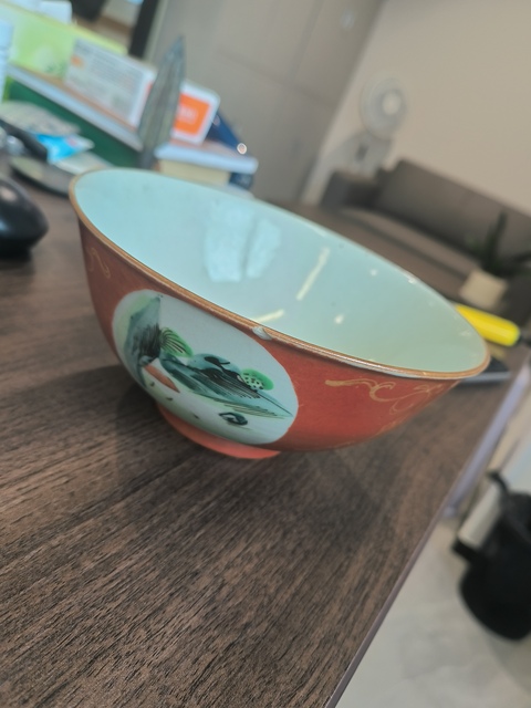 古玩陶瓷珊瑚紅開光粉彩山水人物碗真品鑒賞圖