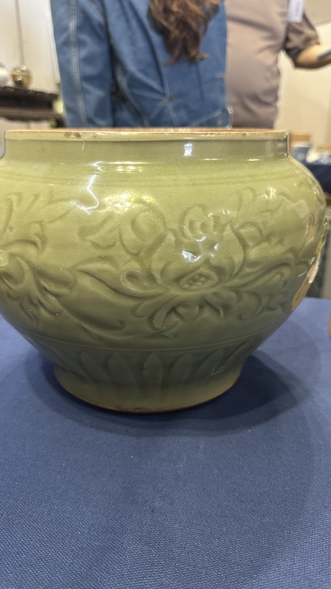 古玩陶瓷龍泉青瓷刻花罐真品鑒賞圖