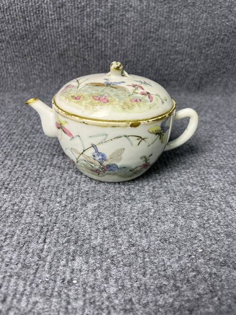 古玩陶瓷粉彩蝶戀花壺拍賣(mài)，當(dāng)前價(jià)格1388元