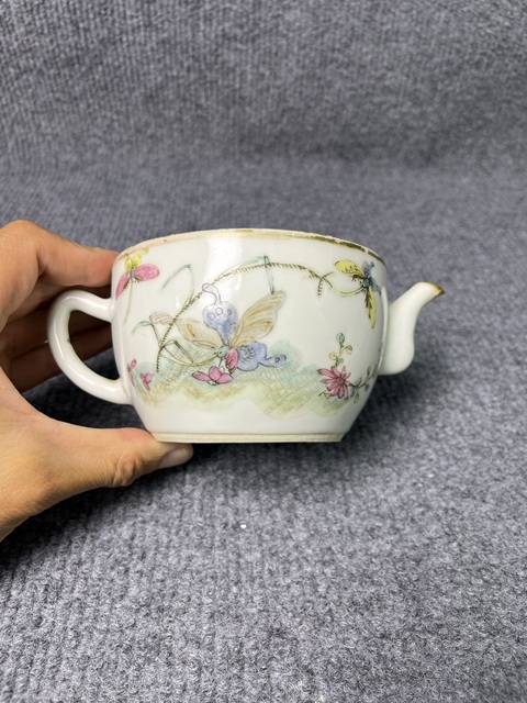 古玩陶瓷粉彩蝶戀花壺拍賣(mài)，當(dāng)前價(jià)格1388元