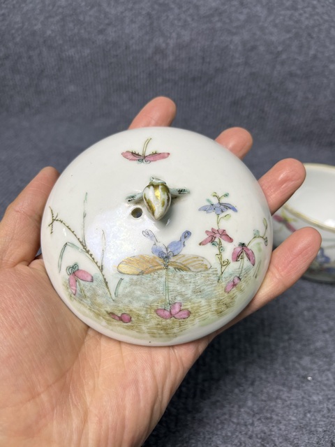 古玩陶瓷粉彩蝶戀花壺拍賣(mài)，當(dāng)前價(jià)格1388元