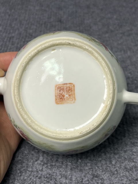 古玩陶瓷粉彩蝶戀花壺拍賣(mài)，當(dāng)前價(jià)格1388元