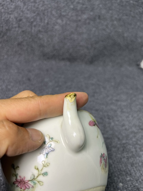 古玩陶瓷粉彩蝶戀花壺拍賣(mài)，當(dāng)前價(jià)格1388元