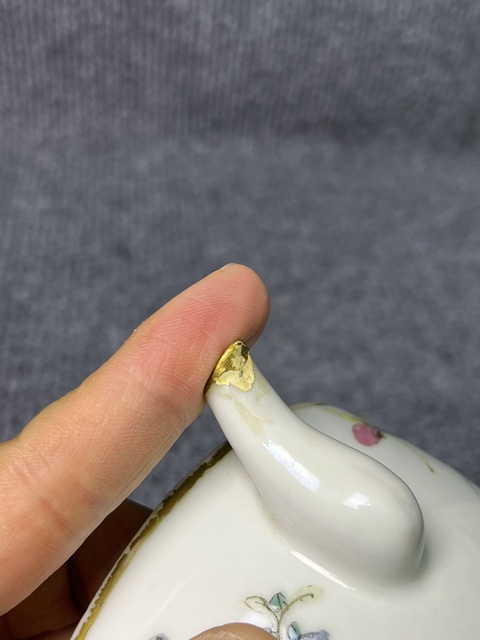 古玩陶瓷粉彩蝶戀花壺拍賣(mài)，當(dāng)前價(jià)格1388元