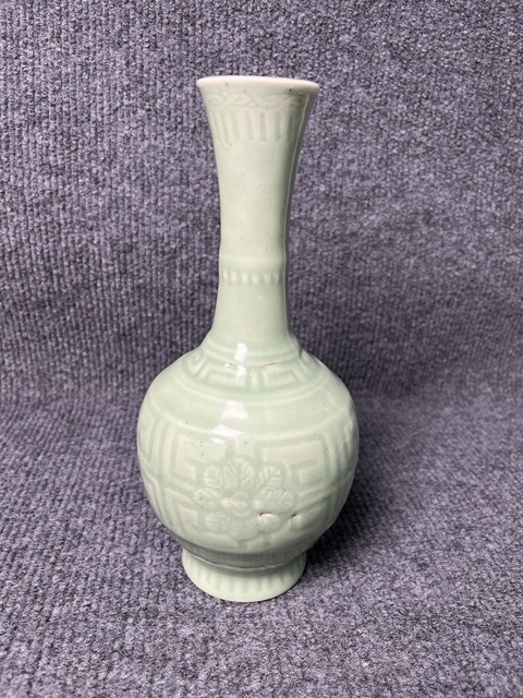 古玩陶瓷青釉暗刻花卉紋賞瓶真品鑒賞圖