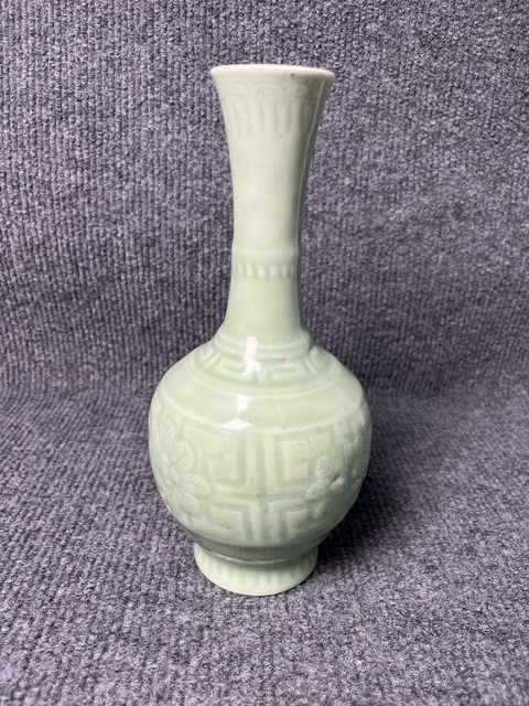 古玩陶瓷青釉暗刻花卉紋賞瓶真品鑒賞圖
