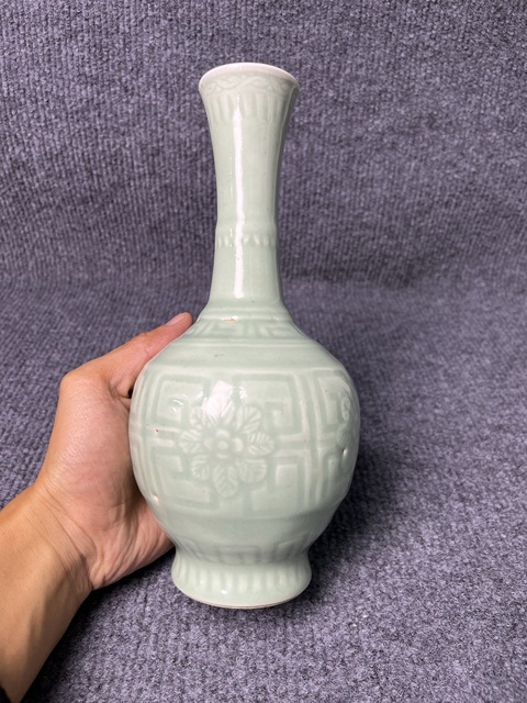 古玩陶瓷青釉暗刻花卉紋賞瓶真品鑒賞圖