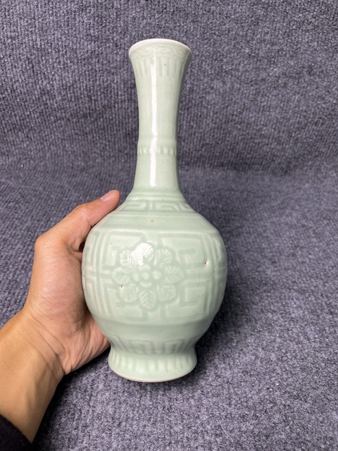 古玩陶瓷青釉暗刻花卉紋賞瓶真品鑒賞圖