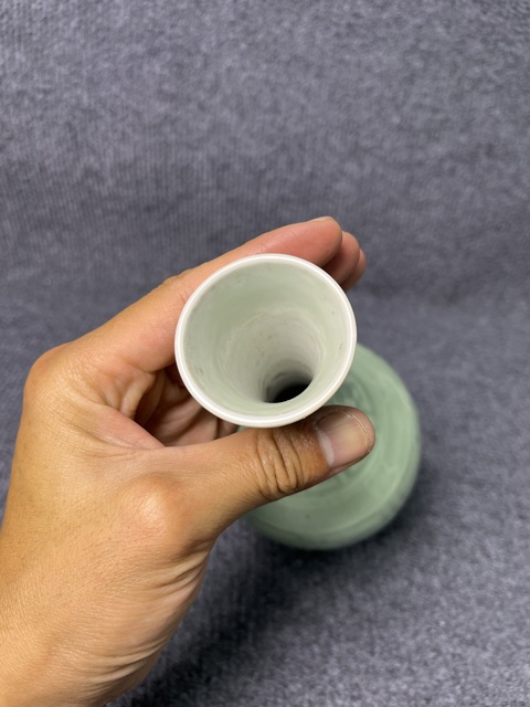 古玩陶瓷青釉暗刻花卉紋賞瓶真品鑒賞圖