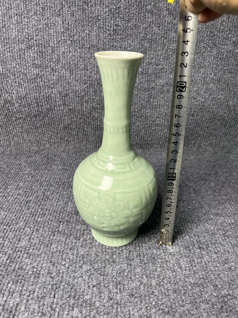 古玩陶瓷青釉暗刻花卉紋賞瓶真品鑒賞圖