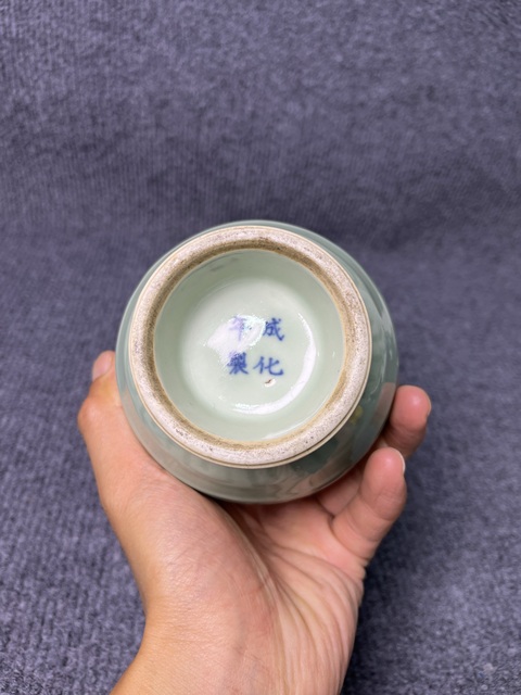 古玩陶瓷青釉暗刻花卉紋賞瓶真品鑒賞圖