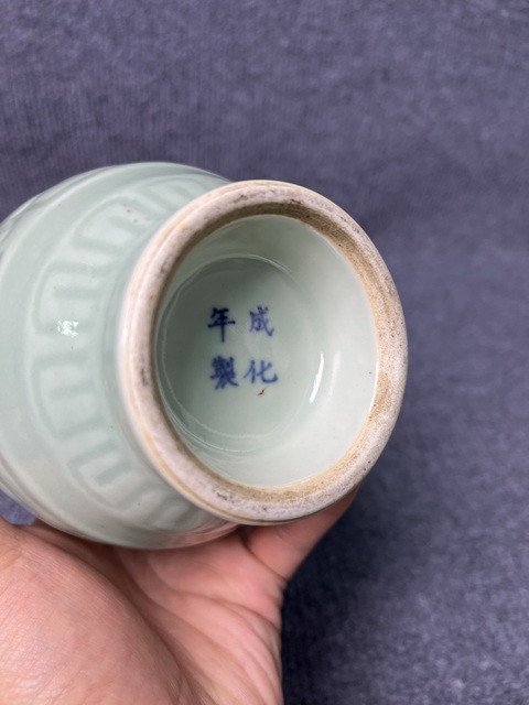 古玩陶瓷青釉暗刻花卉紋賞瓶真品鑒賞圖