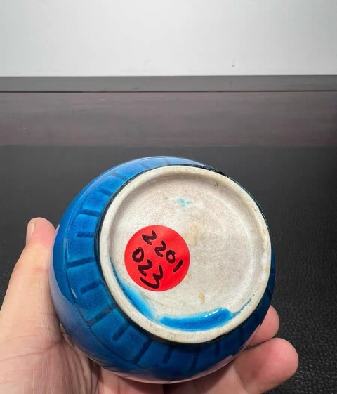 古玩陶瓷孔雀蘭釉暗刻花卉天球瓶真品鑒賞圖
