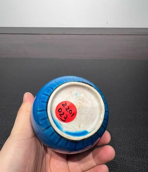 古玩陶瓷孔雀蘭釉暗刻花卉天球瓶真品鑒賞圖