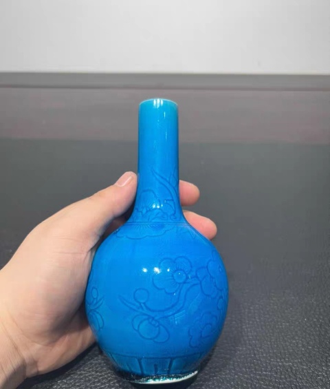 古玩陶瓷孔雀蘭釉暗刻花卉天球瓶真品鑒賞圖