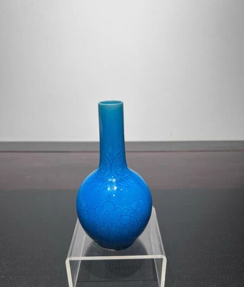 古玩陶瓷孔雀蘭釉暗刻花卉天球瓶真品鑒賞圖