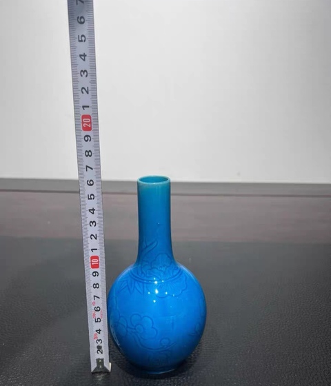 古玩陶瓷孔雀蘭釉暗刻花卉天球瓶真品鑒賞圖