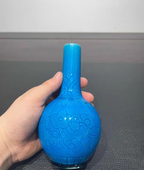 古玩陶瓷孔雀蘭釉暗刻花卉天球瓶真品鑒賞圖