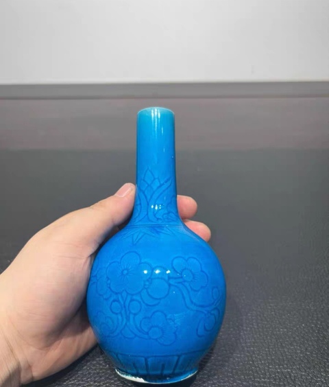 古玩陶瓷孔雀蘭釉暗刻花卉天球瓶真品鑒賞圖
