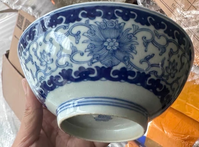 古玩陶瓷青花纏枝花卉紋碗真品鑒賞圖