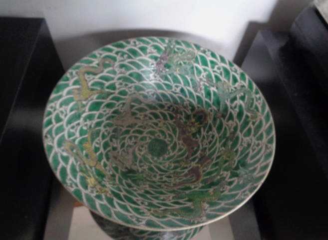 古玩陶瓷素三彩龍紋斗笠碗真品鑒賞圖