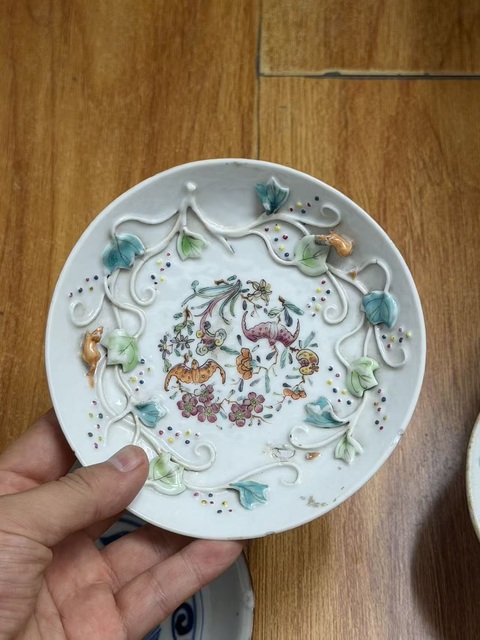 古玩陶瓷蝠紋堆塑盤真品鑒賞圖