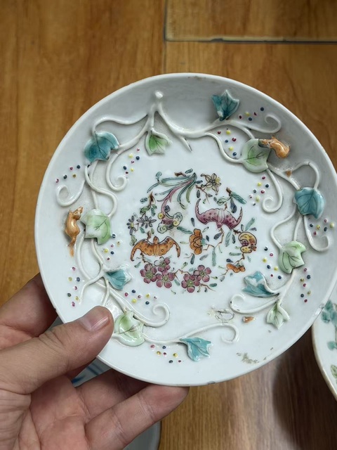 古玩陶瓷蝠紋堆塑盤真品鑒賞圖