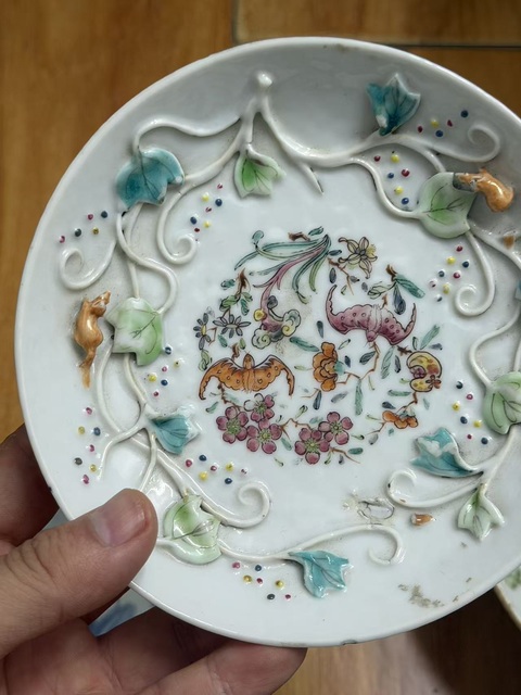 古玩陶瓷蝠紋堆塑盤真品鑒賞圖