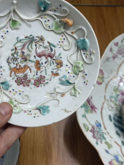 古玩陶瓷蝠紋堆塑盤真品鑒賞圖