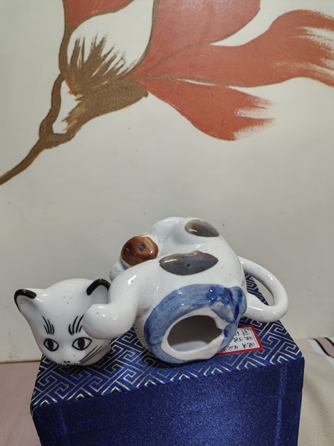 古玩陶瓷招財(cái)貓執(zhí)壺真品鑒賞圖