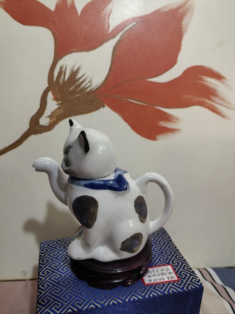 古玩陶瓷招財(cái)貓執(zhí)壺真品鑒賞圖