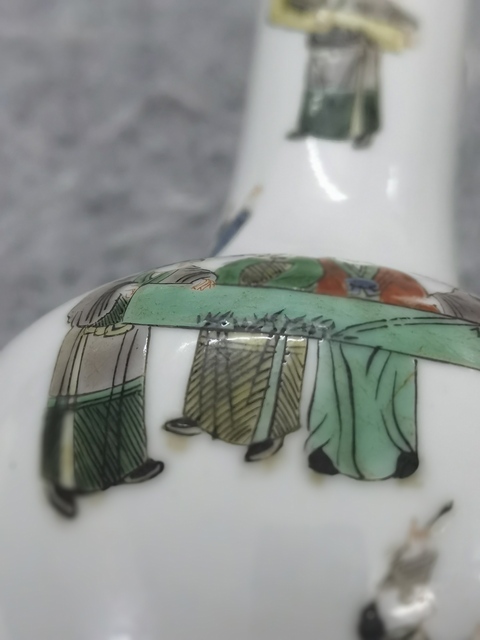 古玩陶瓷五彩人物長頸瓶真品鑒賞圖